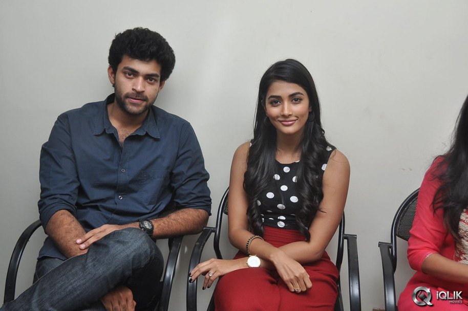 Mukunda-Movie-Hungama-at-Sandhya-Theatre